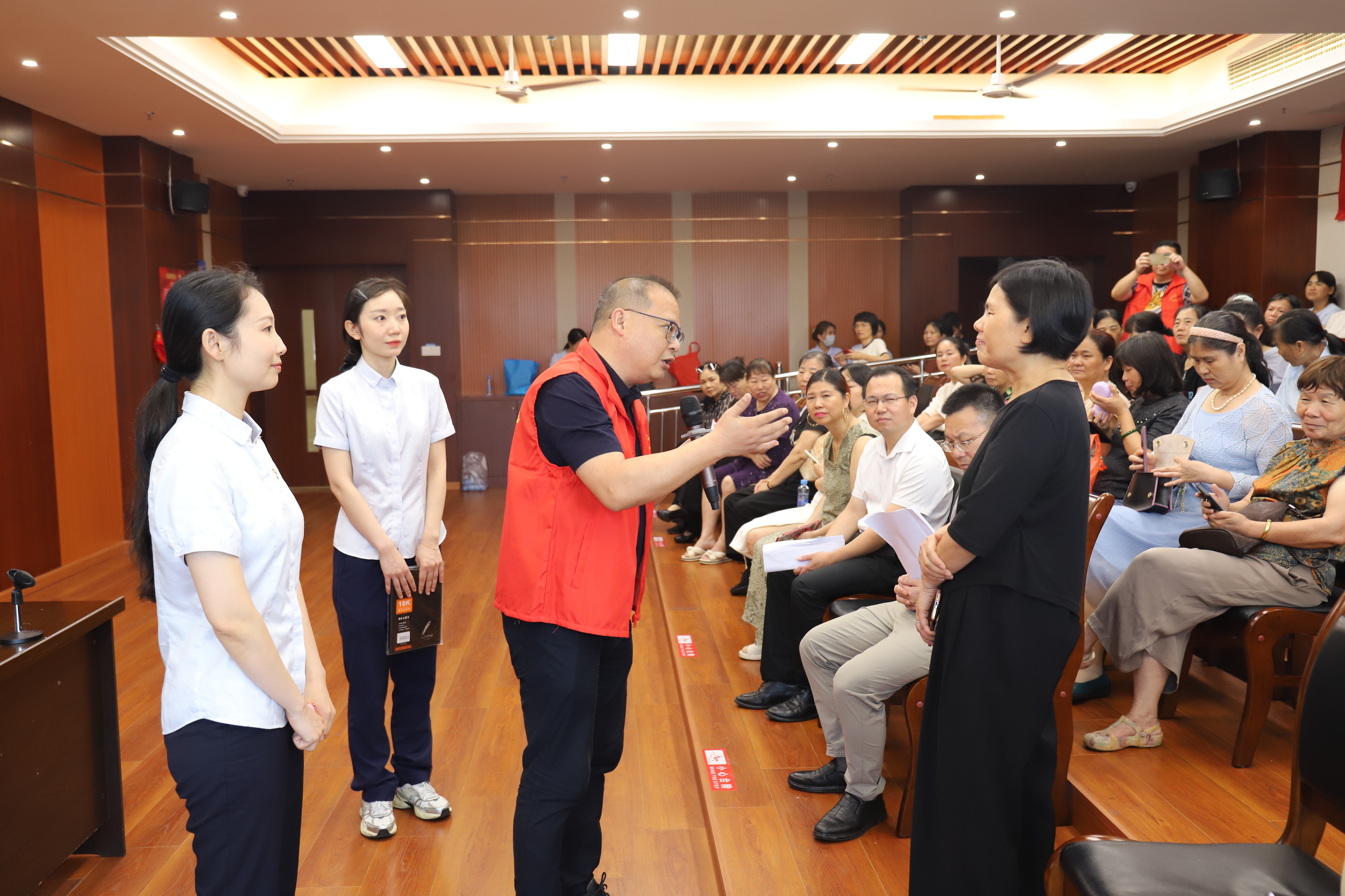 吉安金融监管支分局联合相关部门赴县老年大学开展防非知识宣传