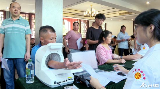 工會工作人員正在為新就業群體體檢。記者 夏語 攝_副本.png